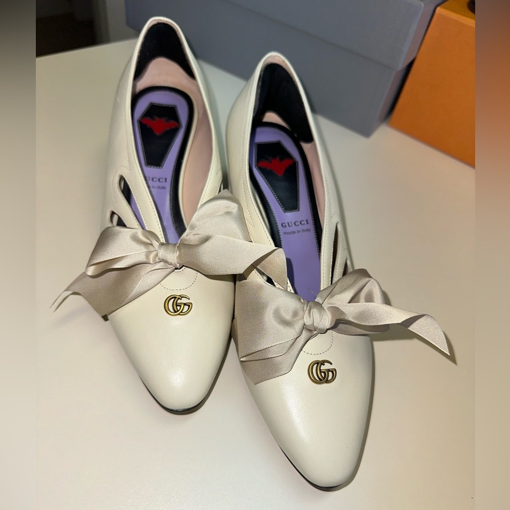 Gucci satin bow mini pumps in ivory!